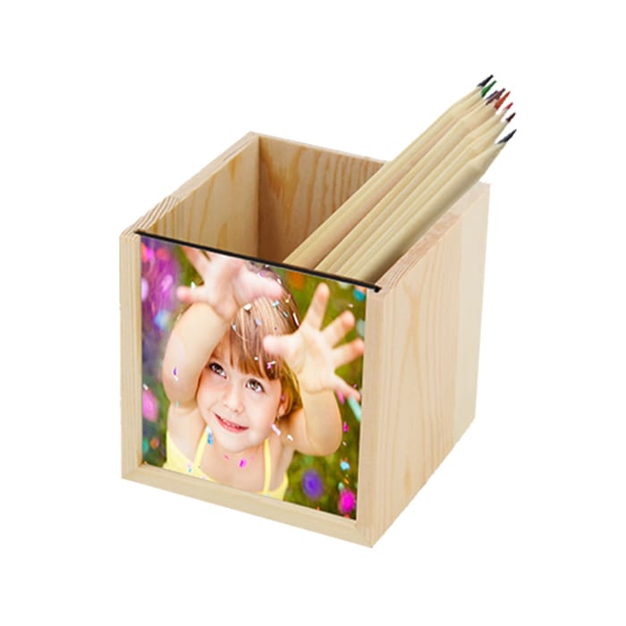 מעמד מעץ לכלי כתיבה